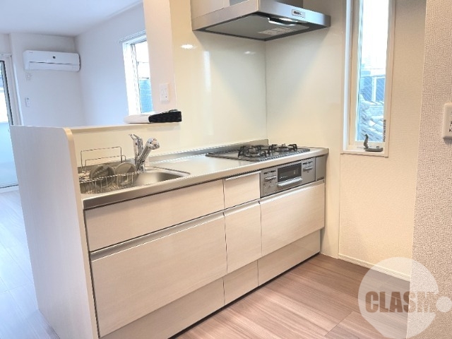 キッチン　効率よくお料理できる３口コンロ付き♪