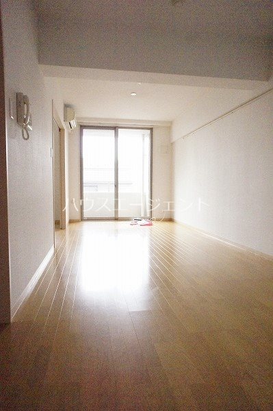 居室・リビング　南向きの明るいリビングです。※参考画像