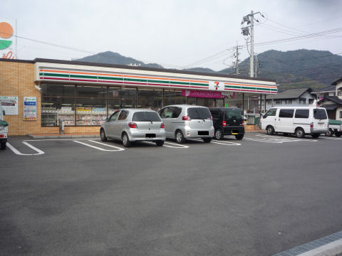 コンビニ　セブンイレブン広島山本1丁目店（コンビニ）まで243m