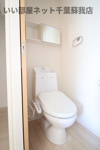 トイレ　落ち着いた色調のトイレです