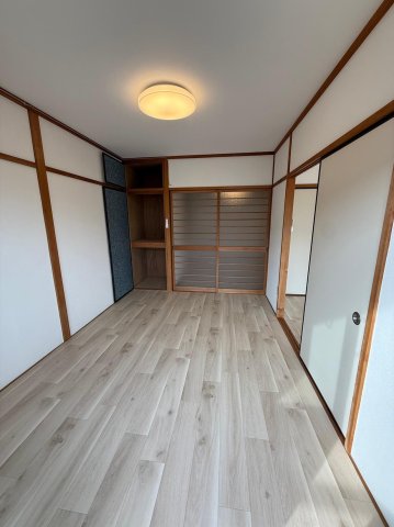 居室・リビング　各部屋に収納があり、荷物が多くても安心です。