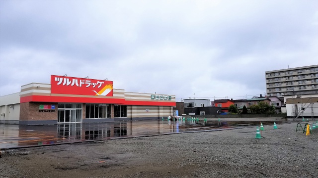 ドラックストア　ツルハドラッグ北36条西店（ドラッグストア）まで258m