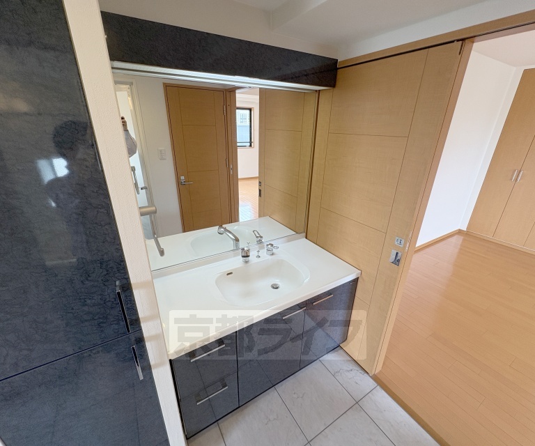 洗面設備　豪華な独立洗面台