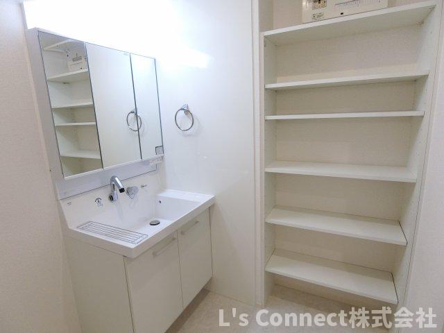 洗面設備　洗面所にも棚があります。