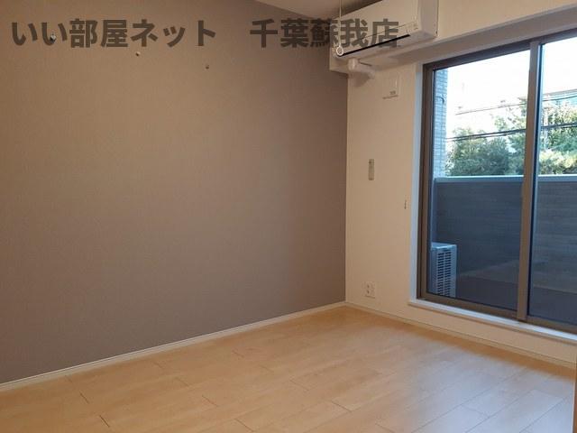 その他部屋・スペース　落ち着いた色調の寝室です