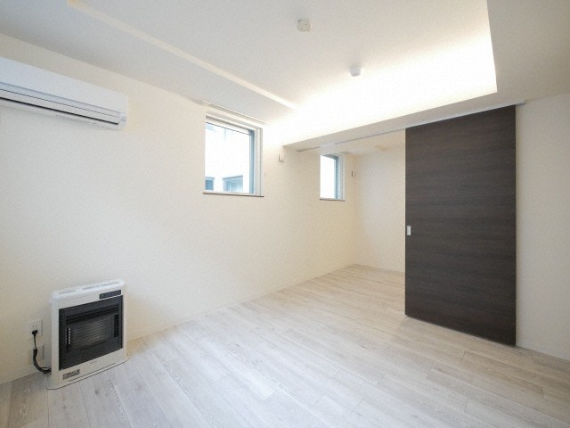 居室・リビング　白を基調としたシンプルなリビングです♪