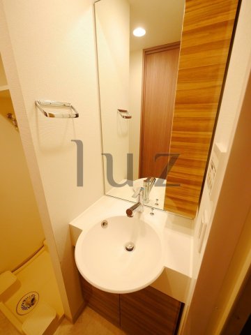 洗面設備　朝の支度にも助かる、独立の洗髪洗面化粧台