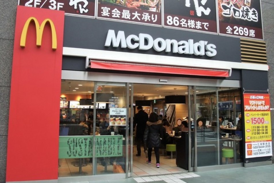 飲食店　マクドナルド 三田駅前店（飲食店）まで1593m