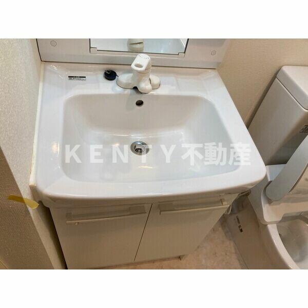 洗面設備　明るい洗面所です