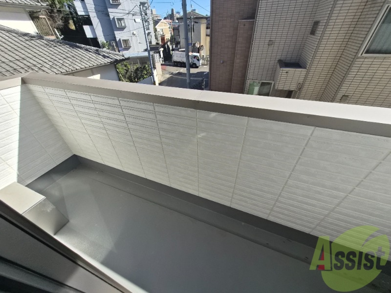 バルコニー　ベランダはよく日が当たり気持ちの良い空間です。