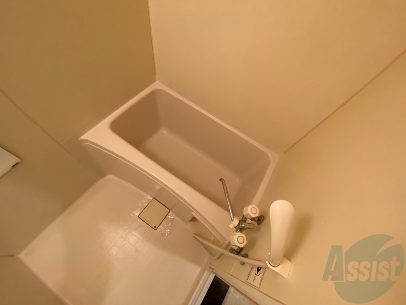 バス・シャワールーム　バスルームは狭すぎず、シャワーも浴びやすそうです。