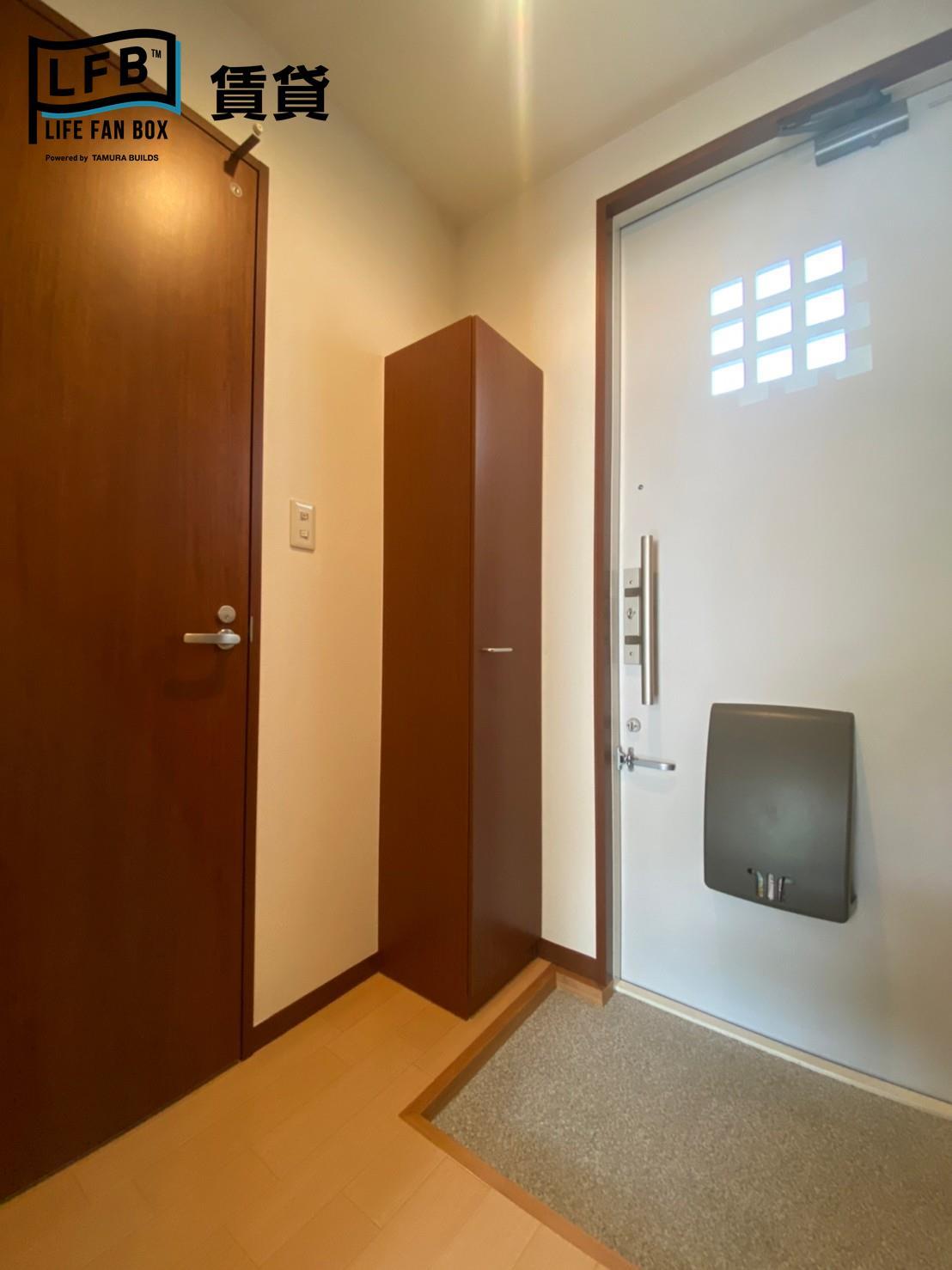玄関　※反転間取り、203号室の室内写真です。壁紙や床の色、設備の