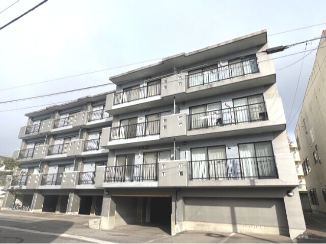 建物外観　周辺に市役所やコンビニがあり生活に便利な環境です