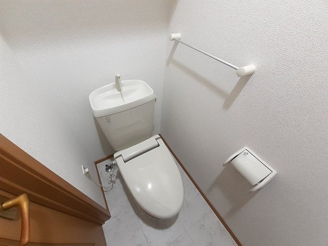 トイレ　落ち着いた色調のトイレです