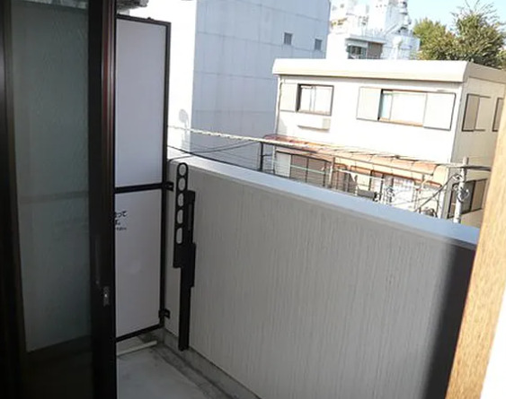 バルコニー　別部屋の画像を使用しております。