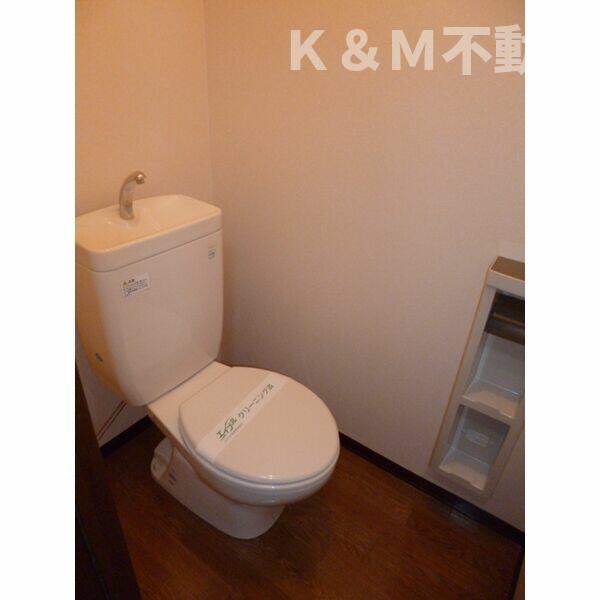 トイレ　落ち着いた色調のトイレです