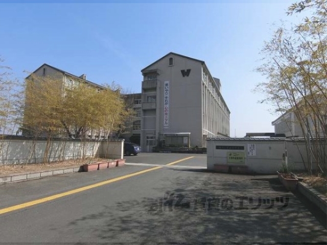 中学校　男山東中学校（中学校）まで2700m