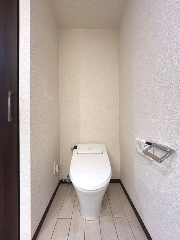 トイレ　落ち着いた色調のトイレです