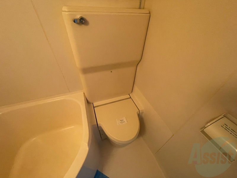 トイレ　ユニットバス内のトイレです。一人暮らしなら十分ですね。