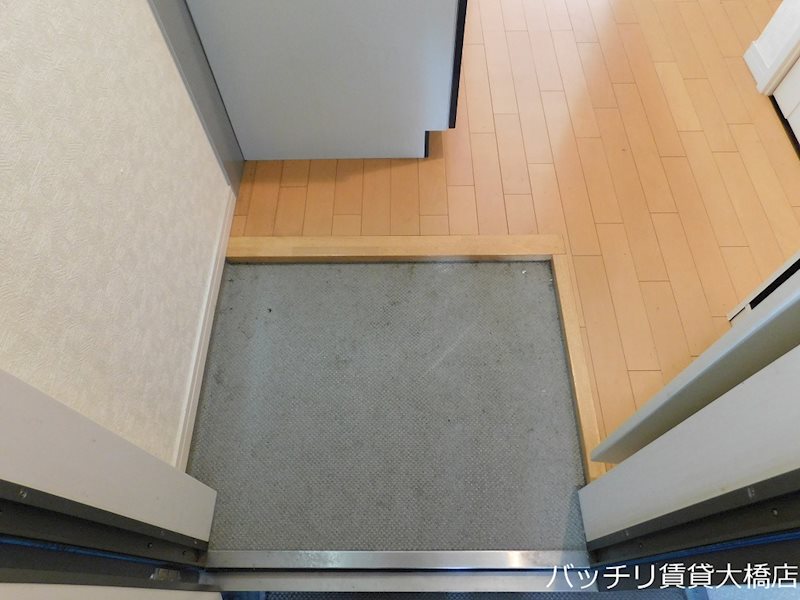 玄関　別号室タイプの為、現状を優先致します。
