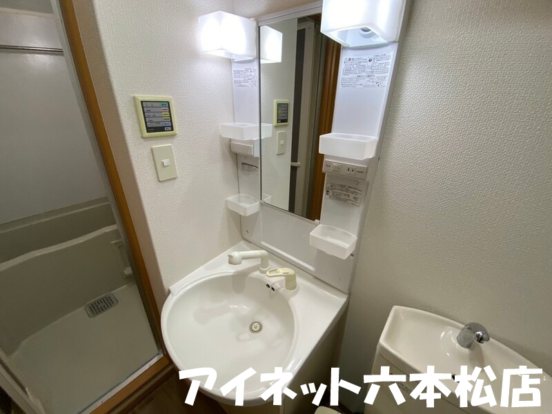 洗面設備　独立洗面台で朝の準備もバッチリ