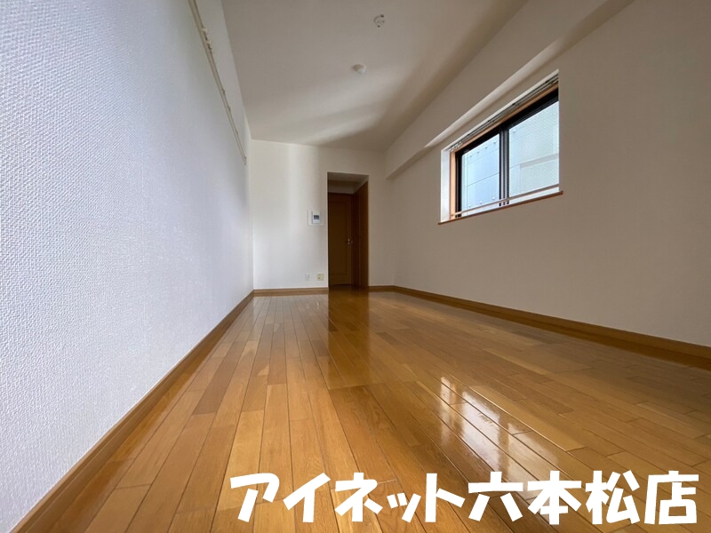 居室・リビング　出窓付きで角部屋の良さを感じて頂けます