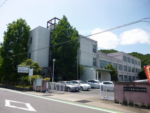 小学校　東近江市立能登川南小学校（小学校）まで801m