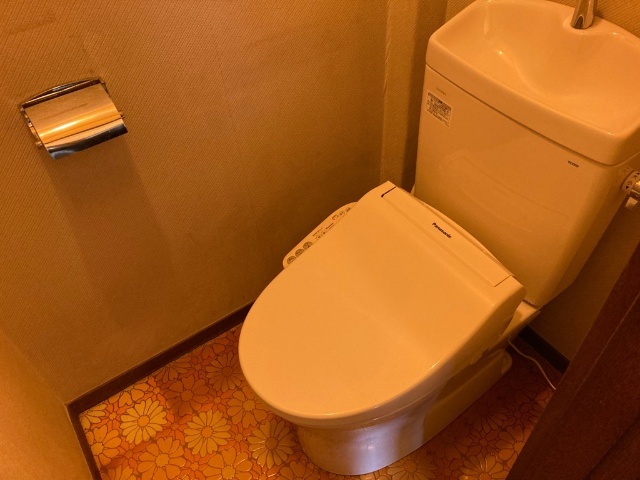トイレ　温水洗浄便座