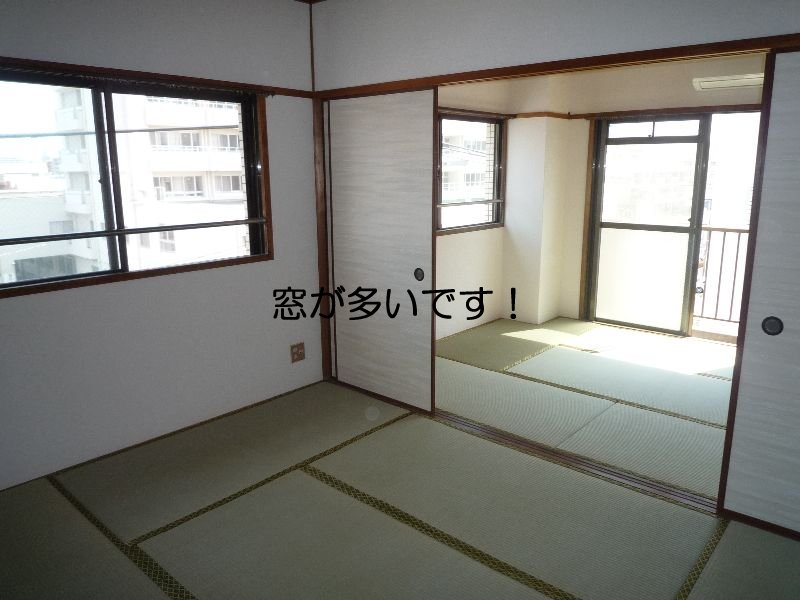 居室・リビング　角部屋で窓が多いです
