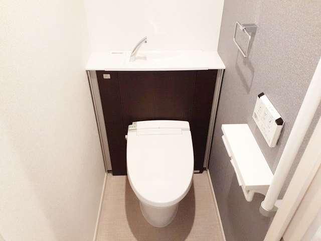 トイレ　落ち着いた色調のトイレです♪