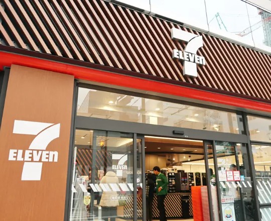 コンビニ　セブンイレブン麹町駅前店（コンビニ）まで96m