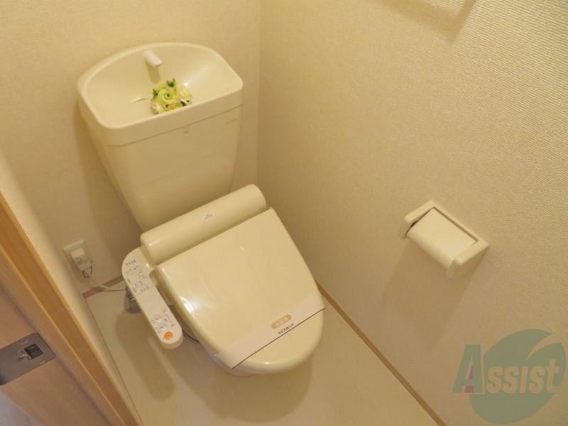 トイレ　温水洗浄便座付きのトイレは、使用しやすくうれしいですね。