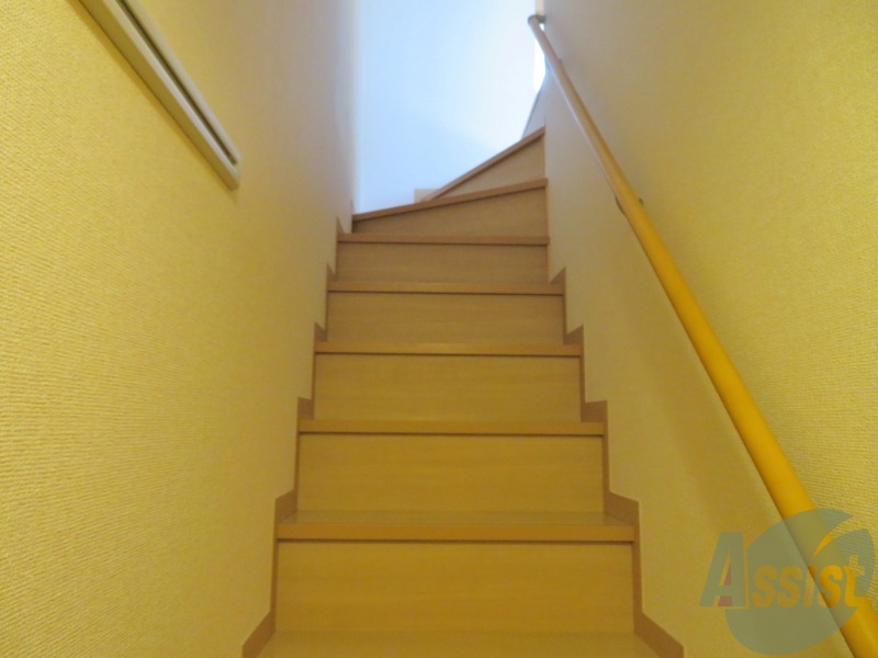 玄関　こちらは玄関からお部屋へつながる階段となっております。