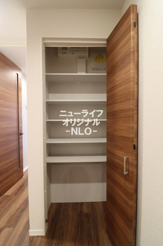 その他　玄関ホール収納　季節物などの収納に便利です。