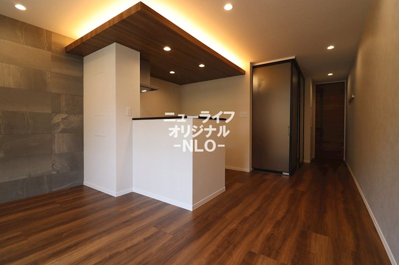 居室・リビング　ダウンライトやアクセントクロスで高級感溢れる住空間を演出。