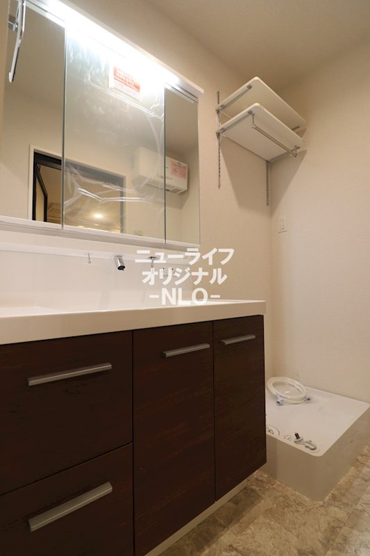 洗面設備　実用性だけでなく、デザイン性にも優れた洗面カウンター。