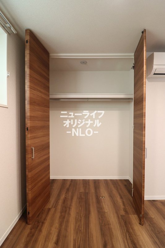 収納　天井高を活かしたハンガーパイプ付きクローゼット。
