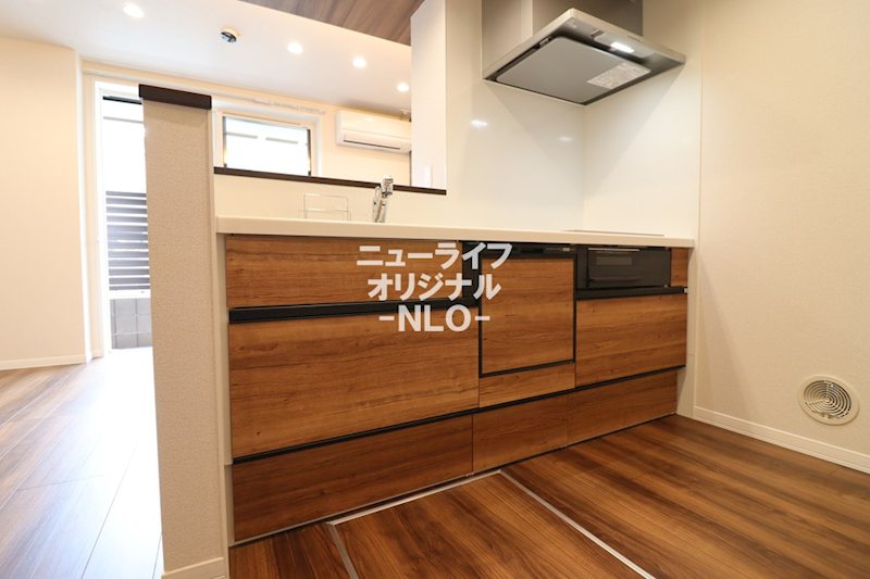 キッチン　サッと拭きあげられてお掃除も簡単なIHクッキングヒーター。