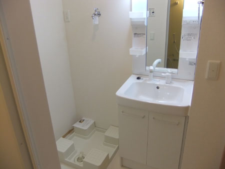 洗面設備　明るい洗面所です