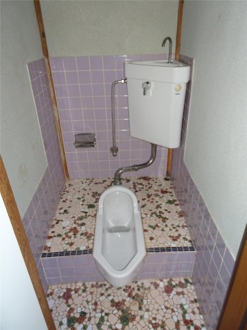 トイレ　水洗式の和式トイレです♪