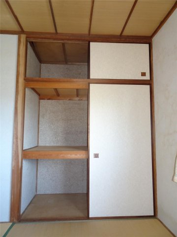 収納　整理整頓のしやすい中段付きの収納です♪天袋付き！