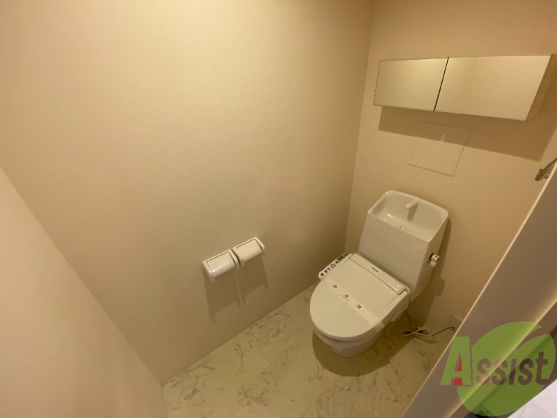 トイレ　トイレになります。温水洗浄がついているので快適ですね。