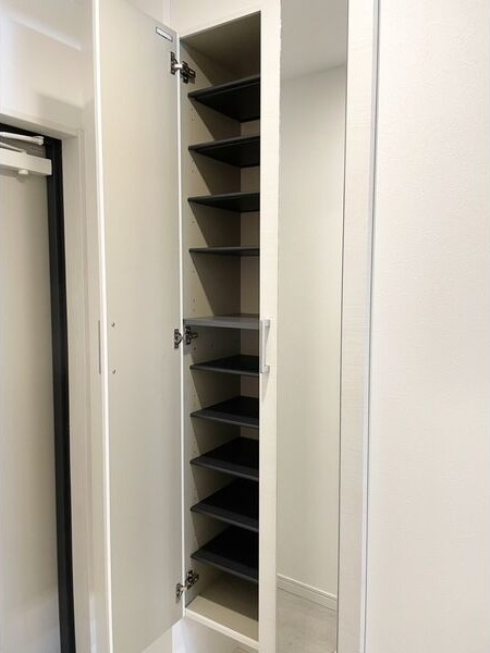 玄関　※写真は同じマンションの違う部屋のものになります。