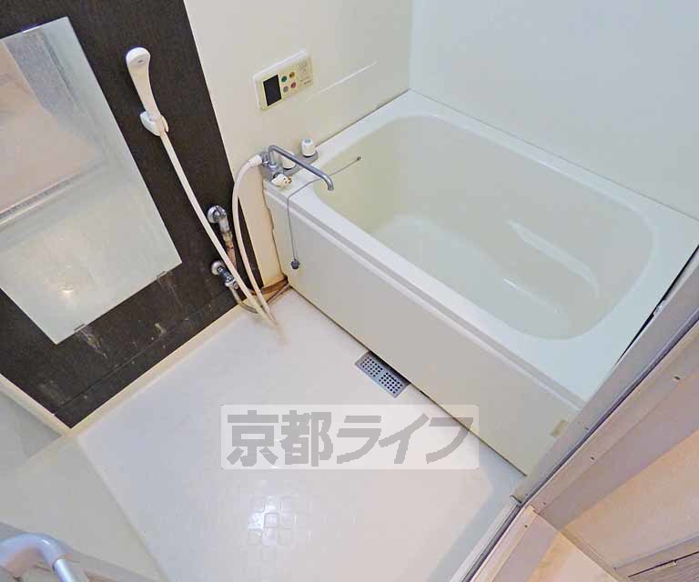 バス・シャワールーム　広々とした浴室です。