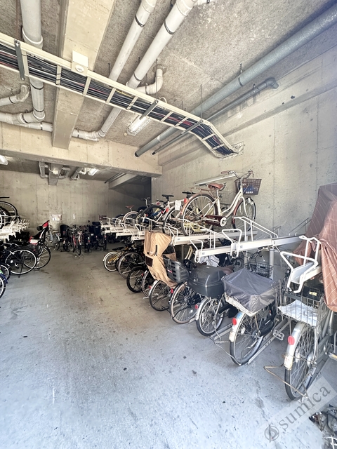 その他共有部分　屋根付き駐輪場は大事な自転車を雨から守ります♪