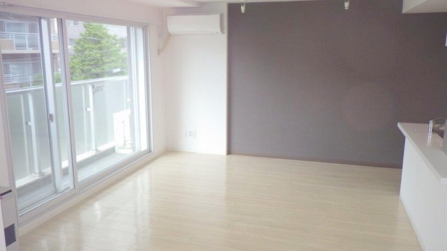 居室・リビング　飽きの来ないアクセントクロス仕様かも。※現状と異なる場合有り