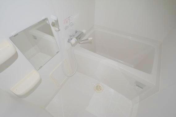 バス・シャワールーム　バスルームはトイレと別々で、広々としていますよ。