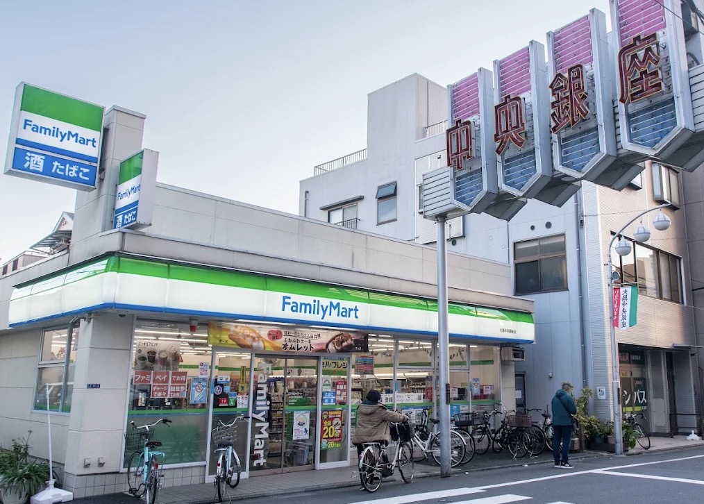 コンビニ　ファミリーマート大島中央銀座店（コンビニ）まで62m