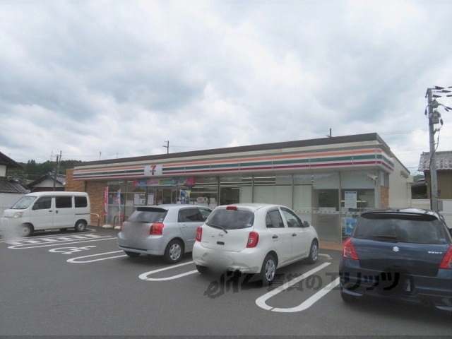 コンビニ　セブンイレブン綾部下八田店（コンビニ）まで550m