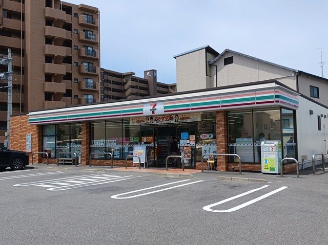 コンビニ　セブンイレブン中央１丁目店様（コンビニ）まで130m